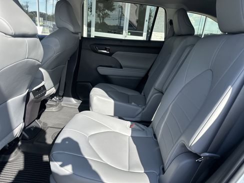 Used 2024 Toyota Highlander XLE image 12
