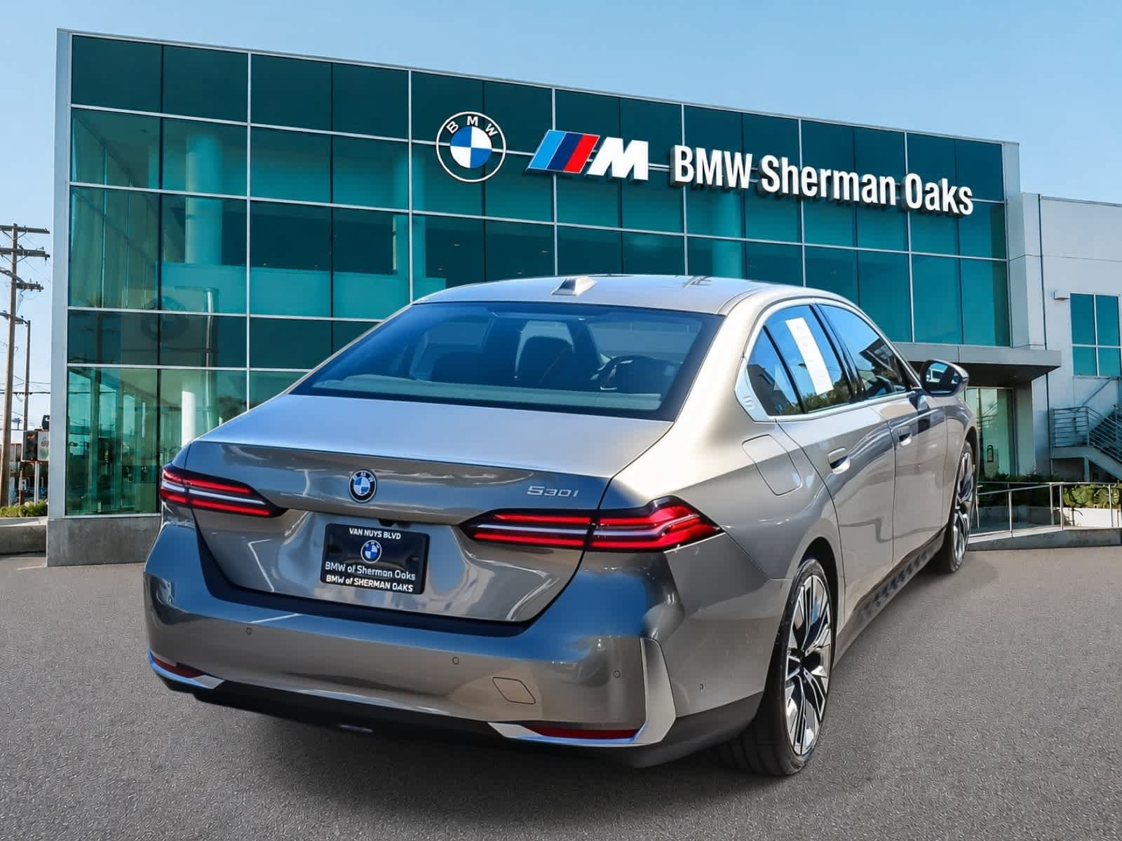Used 2026 BMW 530i w/ Premium Package RWD image 5