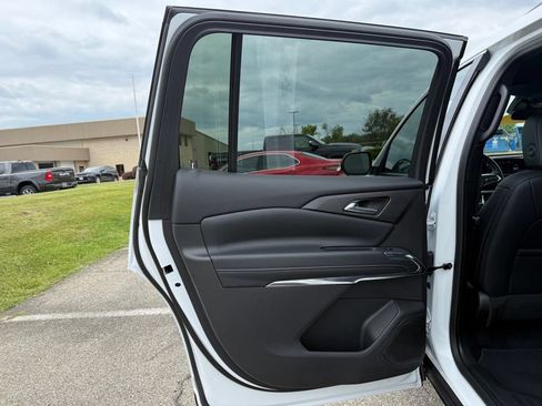 Used 2026 Chevrolet Traverse LT AWD/4WD image 8
