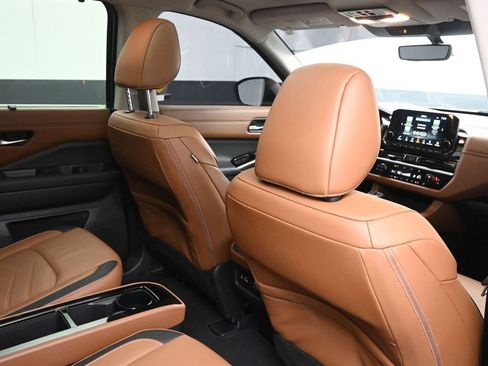 Used 2025 Nissan Pathfinder Platinum image 18