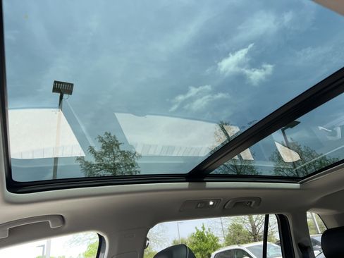 Certified 2024 Volkswagen Tiguan SE w/ Panoramic Sunroof Package FWD image 25