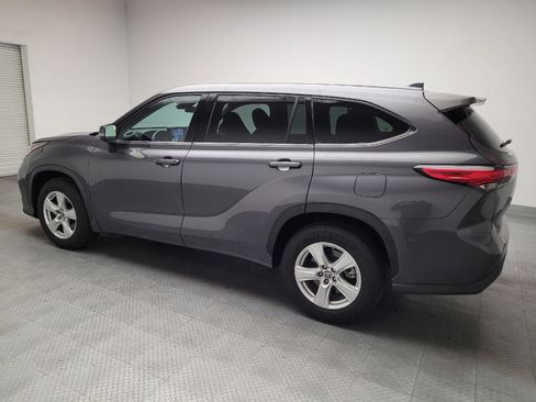Used 2021 Toyota Highlander L FWD image 3