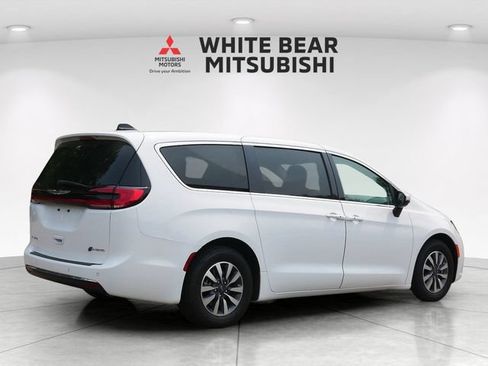 Used 2023 Chrysler Pacifica Touring-L FWD image 5