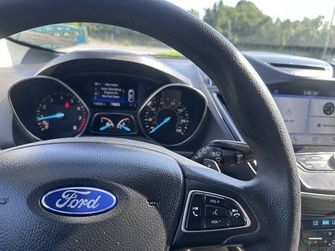 Used 2017 Ford Escape SE w/ Equipment Group 201A FWD image 15