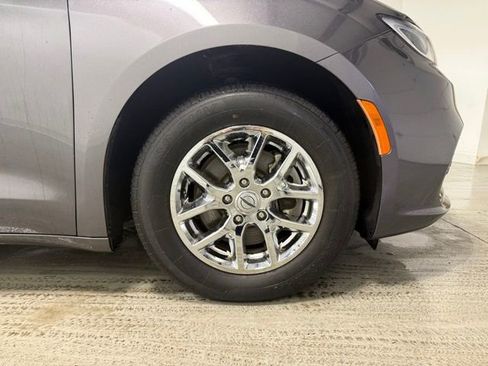 Used 2023 Chrysler Pacifica Touring-L image 31