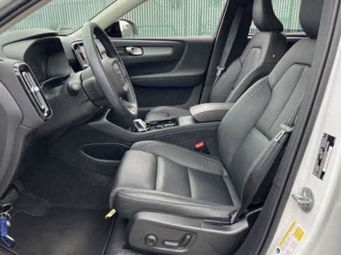 Used 2025 Volvo XC40 B5 Ultra AWD/4WD image 4