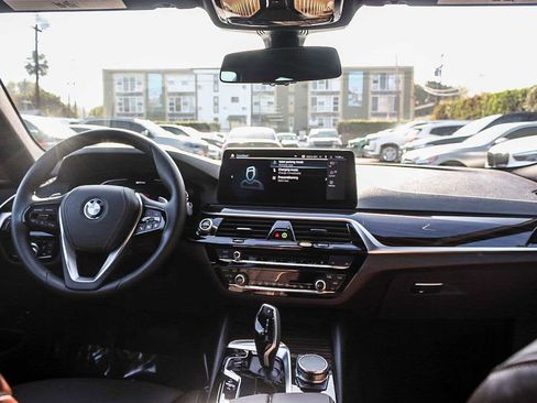 Certified 2023 BMW 530e w/ Premium Package image 12