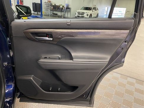 Used 2022 Toyota Highlander Platinum image 32