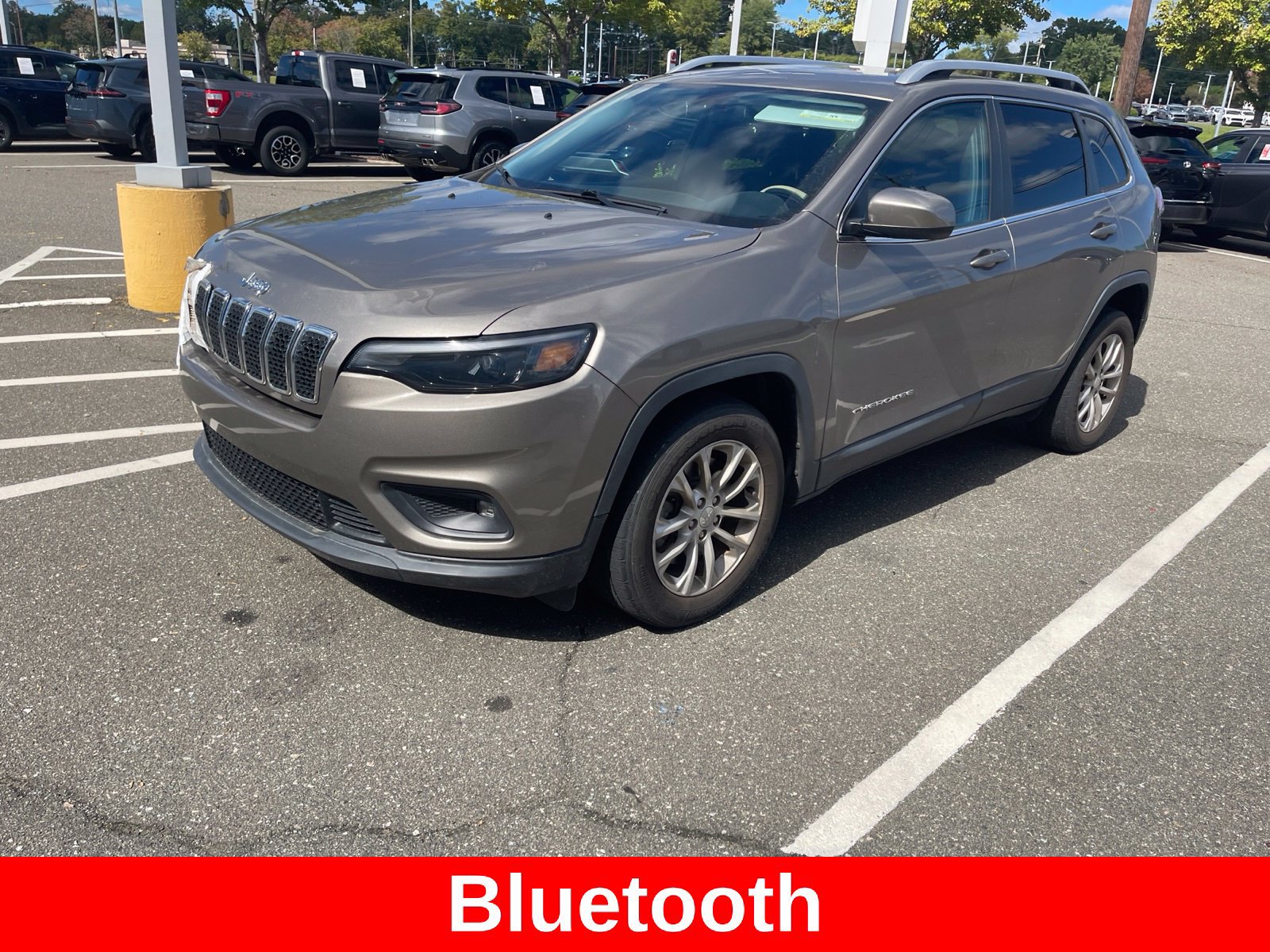 Used 2019 Jeep Cherokee Latitude w/ Popular Appearance Group FWD image 2