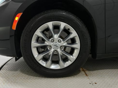 Used 2022 Chrysler Pacifica Touring-L image 40