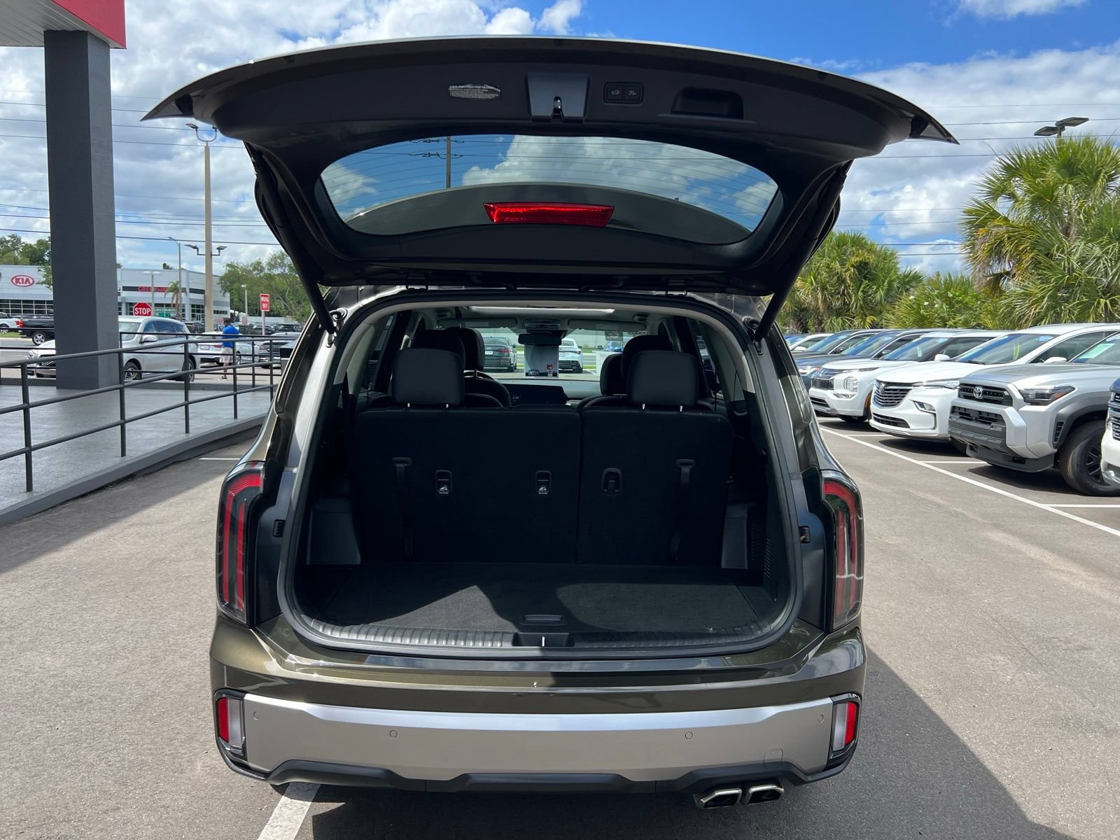 Used 2025 Kia Telluride EX w/ EX Captain's Chair Package FWD image 19