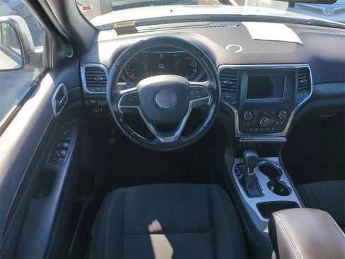 Used 2021 Jeep Grand Cherokee Laredo image 16