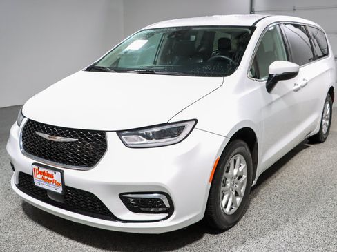 Used 2023 Chrysler Pacifica Touring-L FWD image 32
