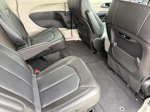 Used 2024 Chrysler Pacifica Touring-L FWD image 30