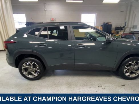 Used 2025 Chevrolet Trax LT FWD image 11