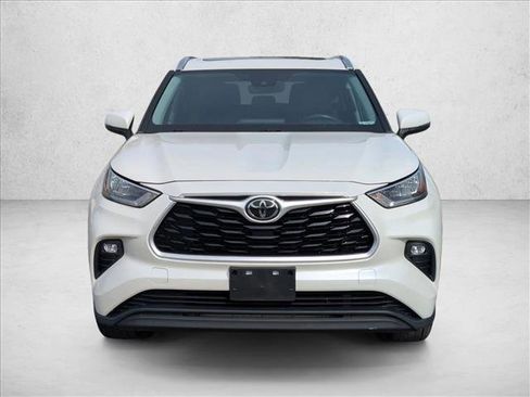 Used 2020 Toyota Highlander XLE image 3