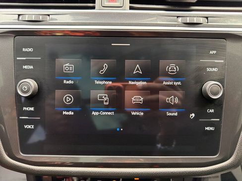 Used 2023 Volkswagen Tiguan SE w/ Panoramic Sunroof Package FWD image 22