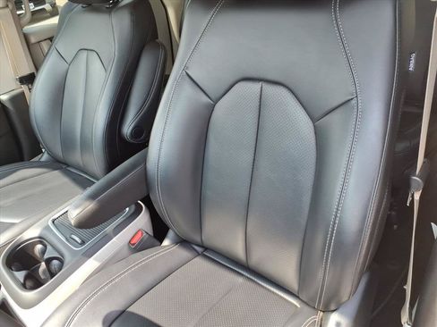 Used 2024 Chrysler Pacifica Limited FWD image 17