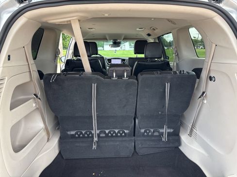 Used 2023 Chrysler Pacifica Touring-L FWD image 17