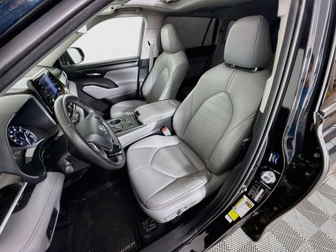 Used 2020 Toyota Highlander XLE FWD image 22