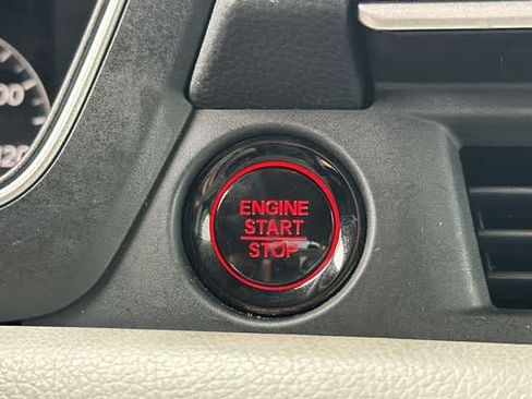Used 2023 Honda Pilot LX image 10