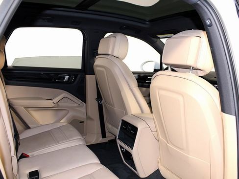 Used 2023 Porsche Cayenne image 25
