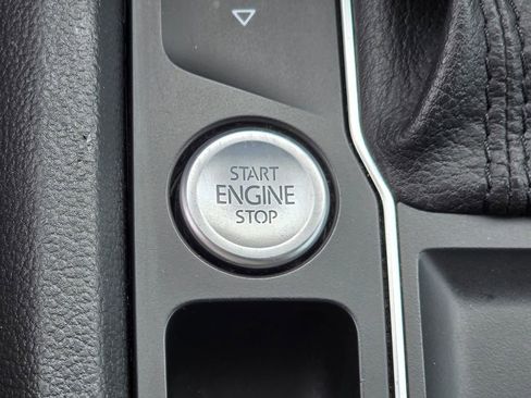 Used 2020 Volkswagen Atlas Cross Sport SE image 33