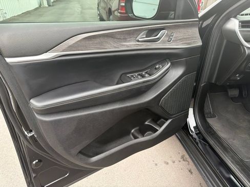 Used 2024 Jeep Grand Cherokee Limited w/ Black Appearance Package AWD/4WD image 9