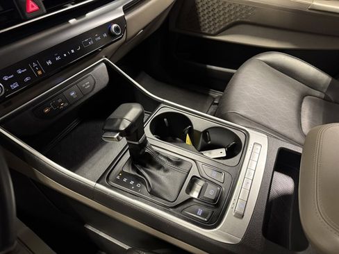 Used 2025 Kia Carnival FWD image 29