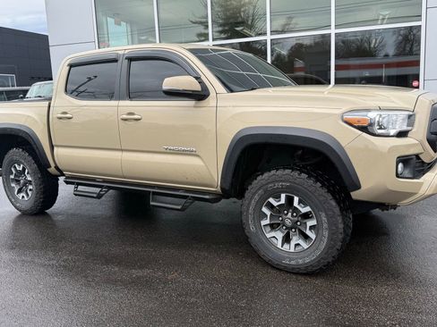 Used 2017 Toyota Tacoma TRD Off-Road w/ Premium & Technology Package image 1