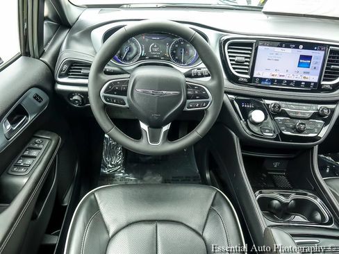 Used 2026 Chrysler Pacifica Limited FWD image 16