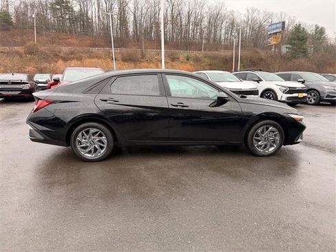 Used 2024 Hyundai Elantra SEL image 11