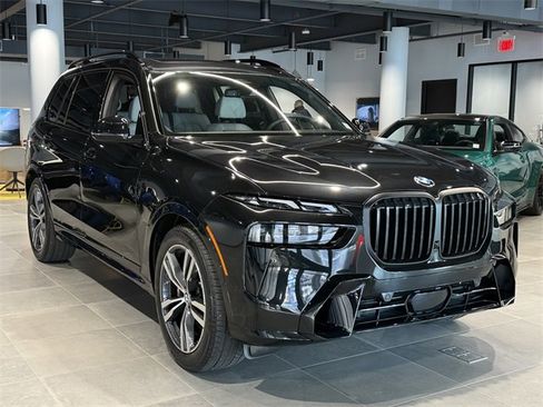 Used 2026 BMW X7 xDrive40i w/ M Sport Package image 3