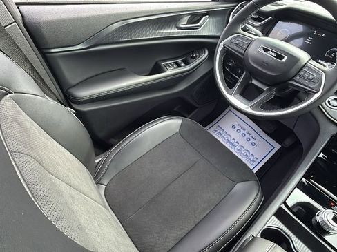 New 2025 Jeep Grand Cherokee Altitude image 15