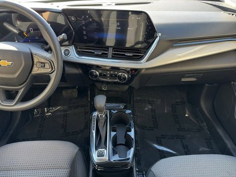 Certified 2025 Chevrolet Trax LT image 2