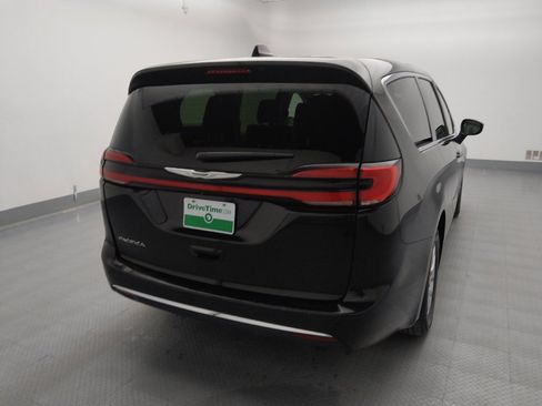 Used 2023 Chrysler Pacifica Touring-L image 7