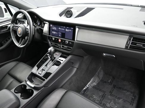 Certified 2026 Porsche Macan AWD/4WD image 30