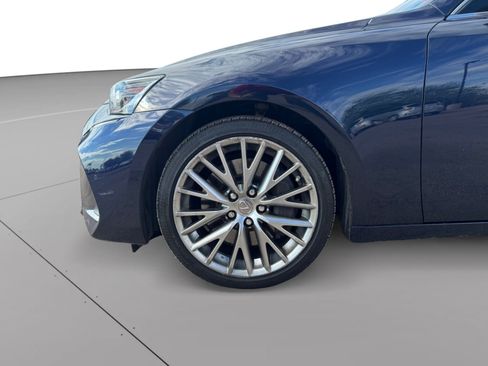 Used 2018 Lexus IS 300 w/ Comfort Package RWD image 9
