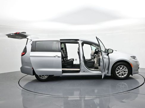 Used 2024 Chrysler Pacifica Touring-L image 22