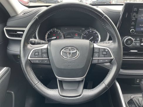 Used 2022 Toyota Highlander XLE AWD/4WD image 16