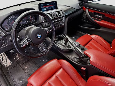 Used 2017 BMW M4 Convertible image 7