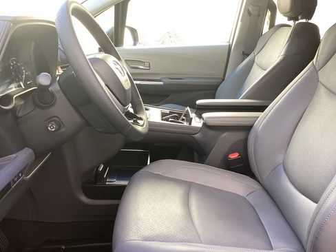 Certified 2023 Toyota Sienna Limited image 5