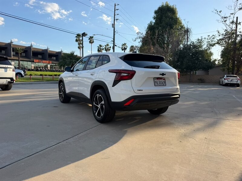 Used 2025 Chevrolet Trax RS FWD image 3