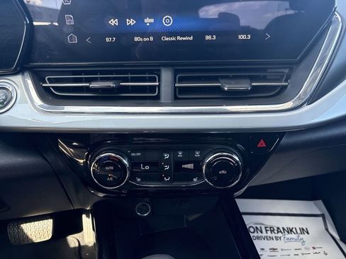 Used 2025 Chevrolet Trax LT w/ LT Convenience Package image 15