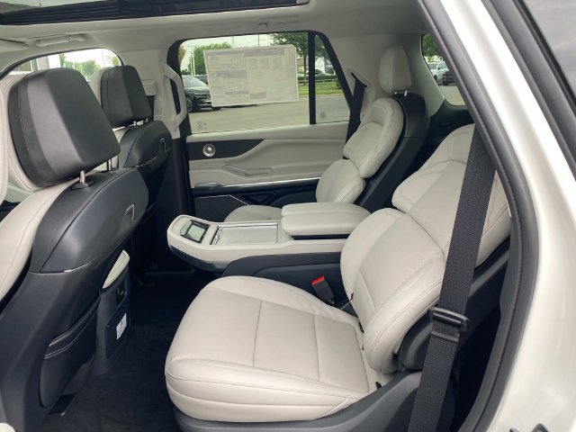 New 2026 Lincoln Navigator Reserve AWD/4WD image 7