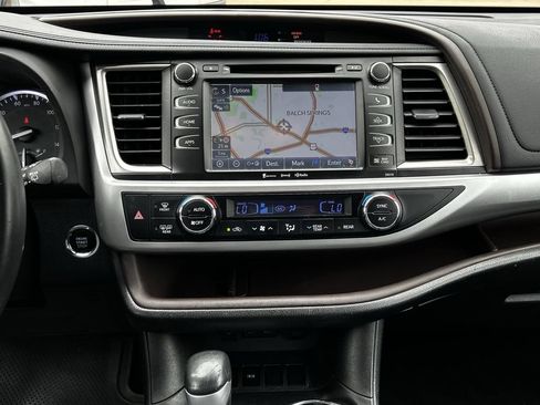 Used 2017 Toyota Highlander XLE FWD image 18
