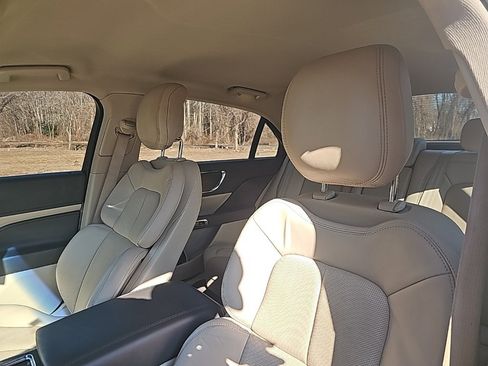 Used 2018 Lincoln Continental Select w/ Continental Climate Package image 10