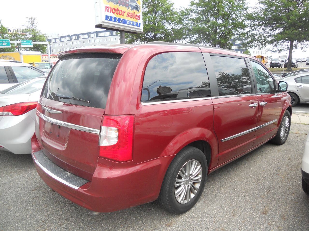 Used 2015 Chrysler Town & Country Touring-L w/ Driver Convenience Group FWD image 3