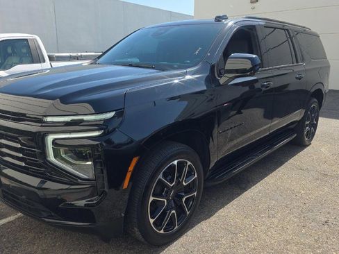Used 2025 Chevrolet Suburban RST AWD/4WD image 2
