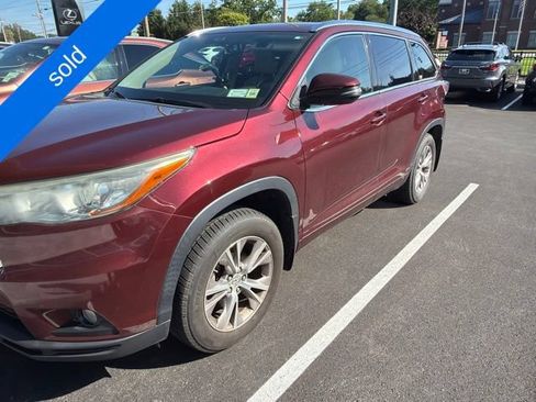 Used 2015 Toyota Highlander XLE AWD/4WD image 1